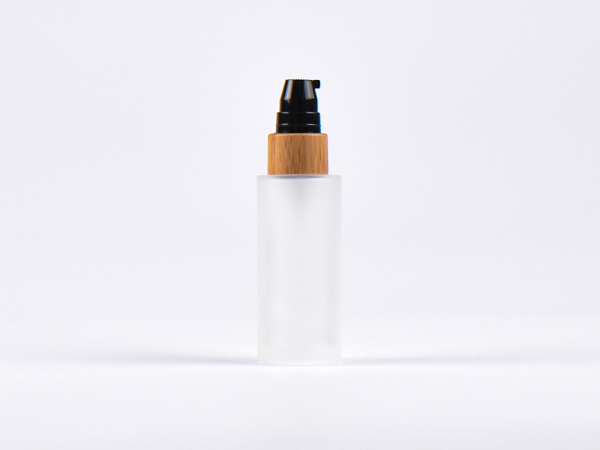 Glasflasche säuremattiert- eckige Schulter, 30ml, mit Lotionspumpe Bambus
